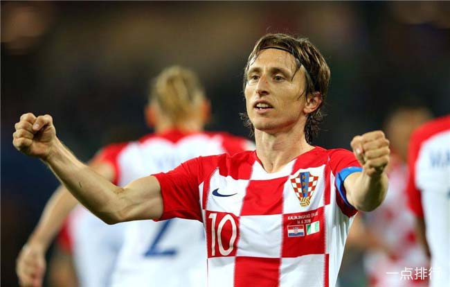 健身女主播因长相酷似faker而火，穿女仆装直播LOL，段位只有白银