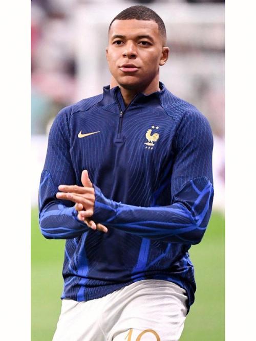 詹姆斯赛场冷眼瞪艾顿，连东契奇都难以忍受的表情背后隐藏着什么？