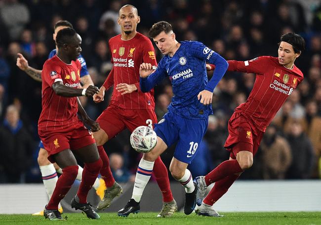 NBA选秀前三顺位最强之争：詹姆斯状元无悬念，探花乔丹秒杀全场！榜眼位置至今争论不休